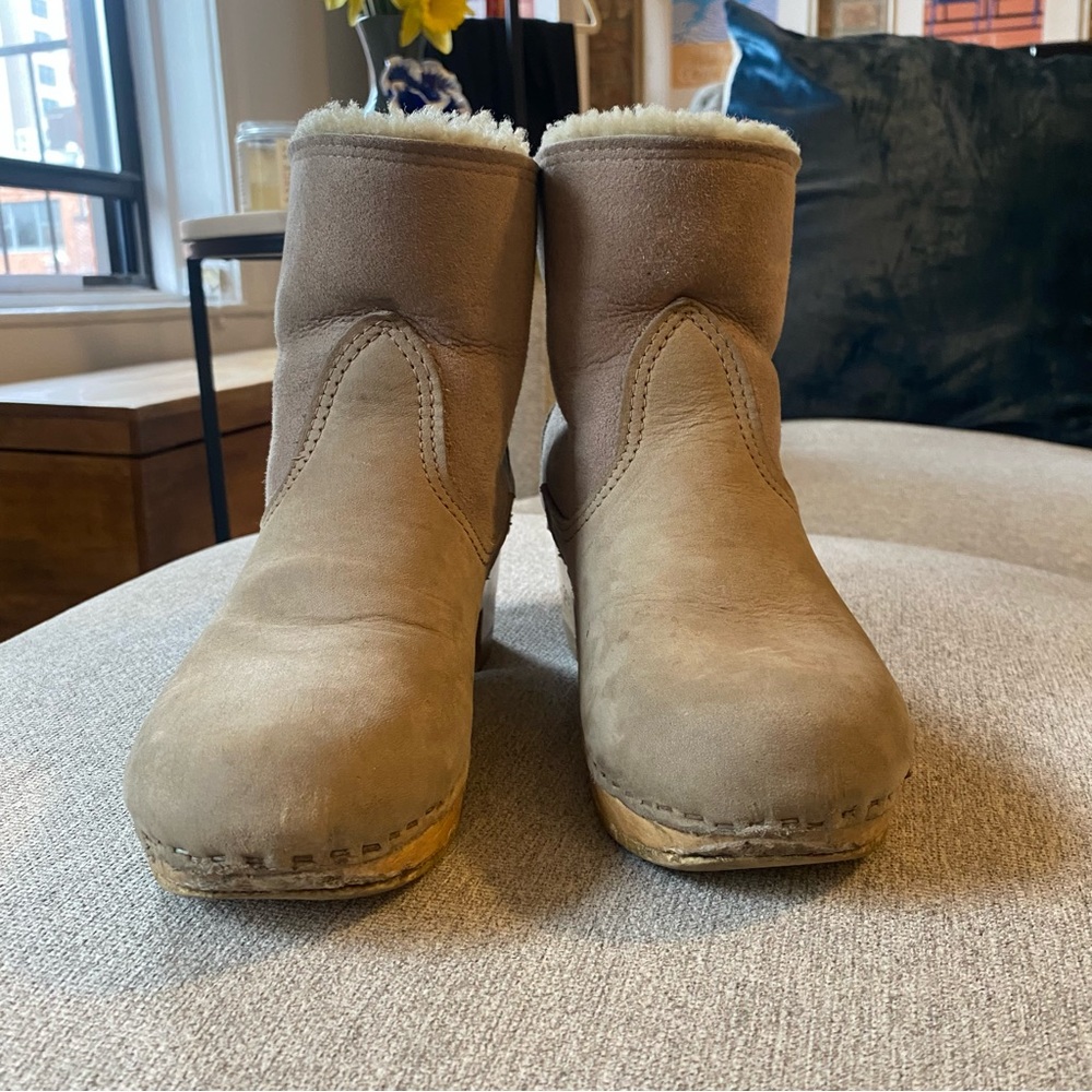 No. 6 Shearling lined boots, Size 39. Well-loved but in good used condition. - Picture 5 of 6